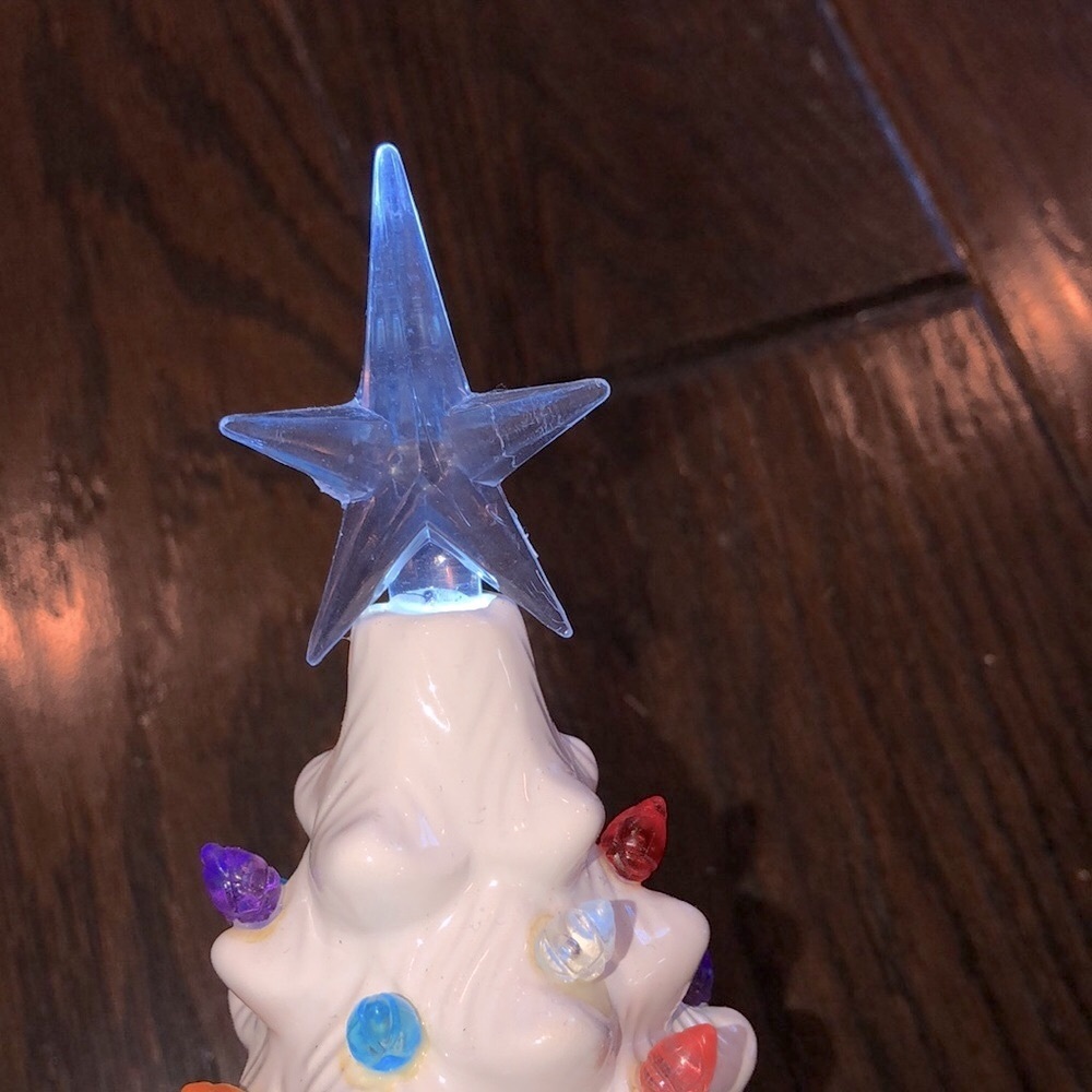 Small ceramic white Christmas tree that lights up - Picture 6 of 7